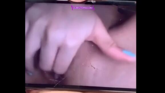 Ash Kash Fingering Herself Leaked